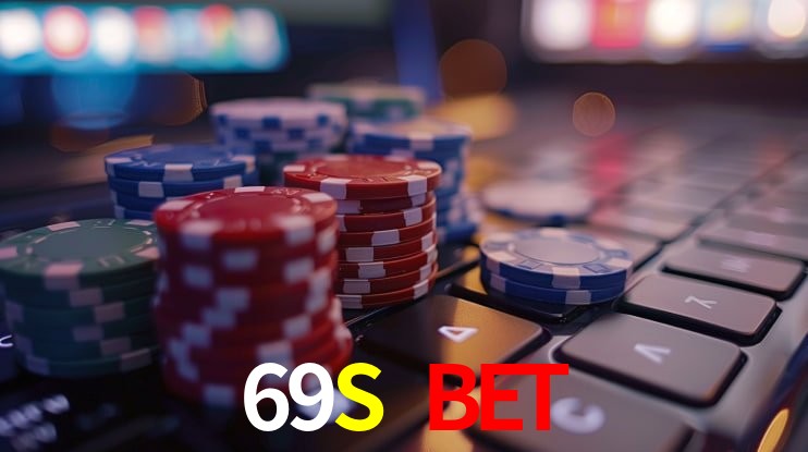 Escena dinámica inspirada en casino con iluminación 69S BET, cartas, fichas e íconos de juegos digitales en un espacio moderno de juegos.