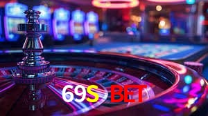 Una escena digital vívida inspirada en casino con 69S BET mostrado prominentemente, luces brillantes, fichas, cartas y acentos dorados.